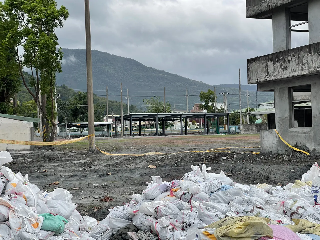 灾区多处围墙全毁，只能以自制沙袋暂时阻水。高沛生摄