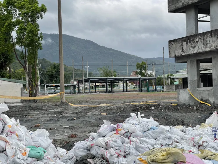 災區多處圍牆全毀，只能以自製沙袋暫時阻水。高沛生攝