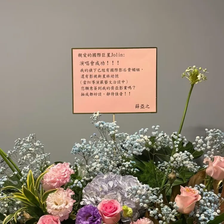 謝盈萱幽默化身經紀人「薛亞之」搶人。翻攝自Threads