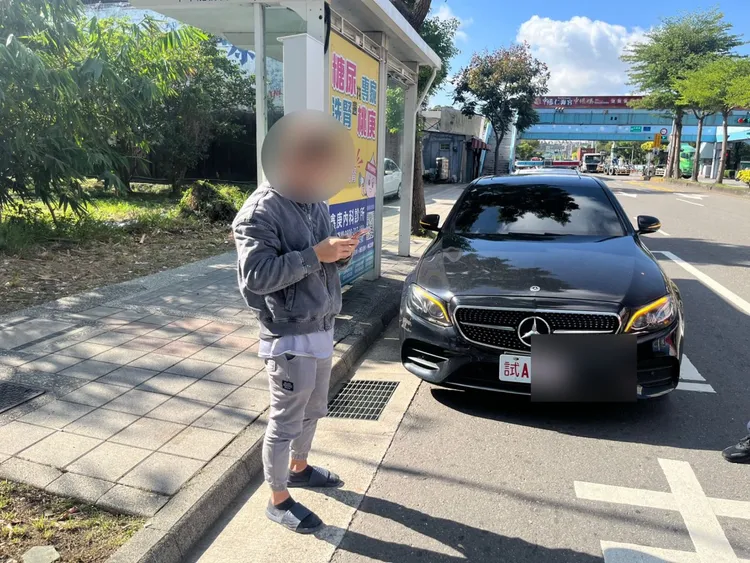 警方在八德區查獲偽造試車牌。交通大隊提供