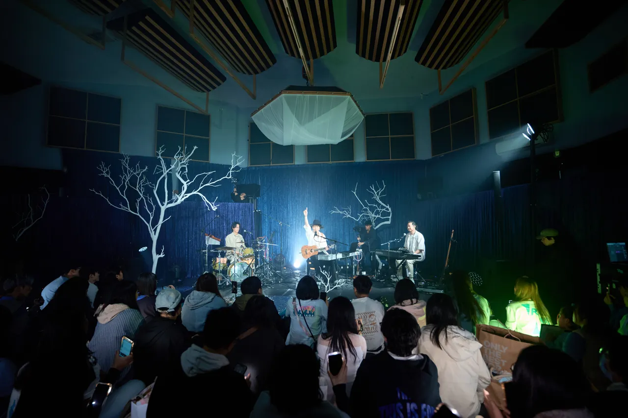 生命树与歌迷近距离互动。植光土壤音创提供