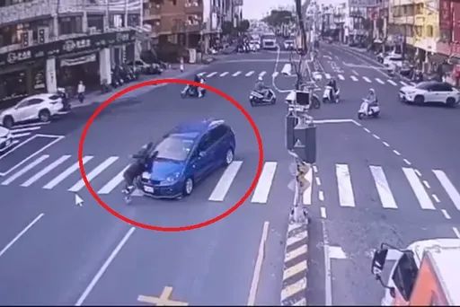 又是A柱害的？彰化翁过马路挨撞　42岁女驾驶恐遭重罚扣照
