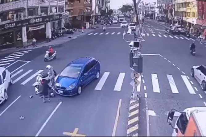 女駕駛撞到行人後連忙下車，與路過的女騎士一同關心傷者。民眾提供