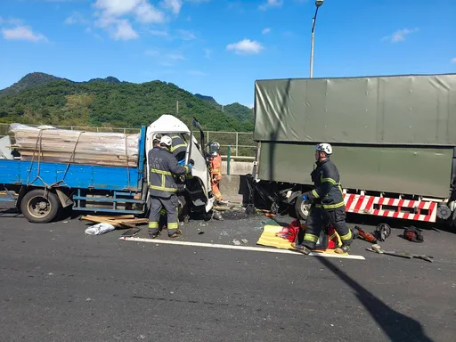 疑未保持安全车距！大小货车台64碰撞车头凹陷　男驾驶受困命危送医