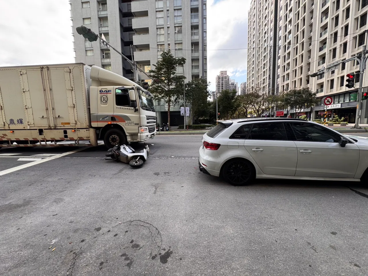 女骑士遭大货车撞上。翻摄画面