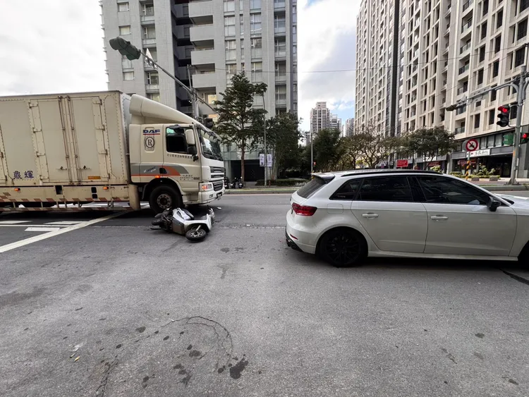 女騎士遭大貨車撞上。翻攝畫面