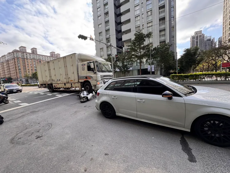 女騎士卡車底受傷送醫不治。翻攝畫面