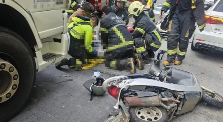 消防人员到场将女骑士救出送医。翻摄画面