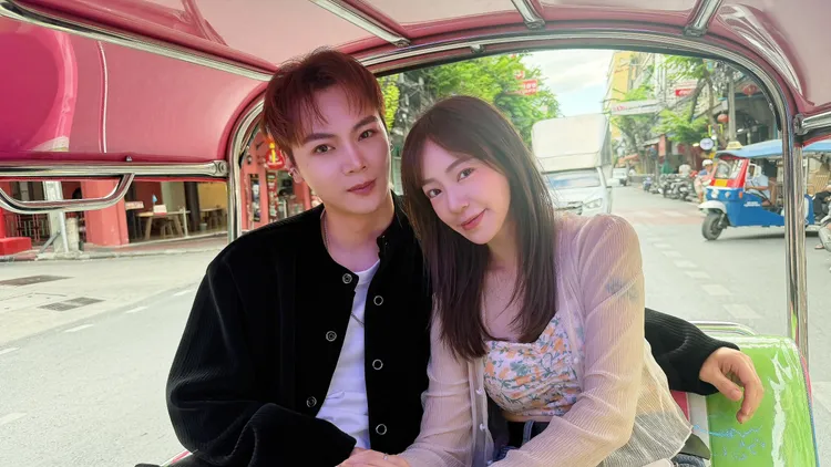 古曜威与陈天仁，不畏惧曼谷阳光烈日，搭乘嘟嘟车拍MV。单纯梦想文创事业提供