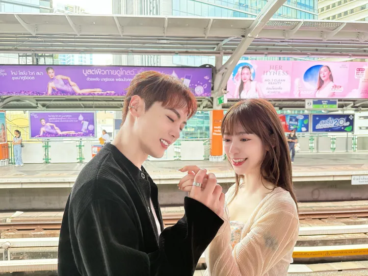 古曜威與陳天仁，遠赴曼谷取景。單純夢想文創事業提供