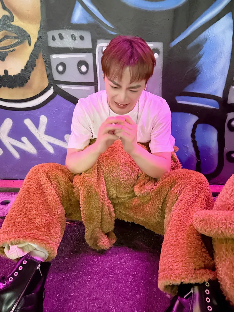 古曜威赴曼谷拍MV，撕吼爆哭淚灑街頭！單純夢想文創事業提供