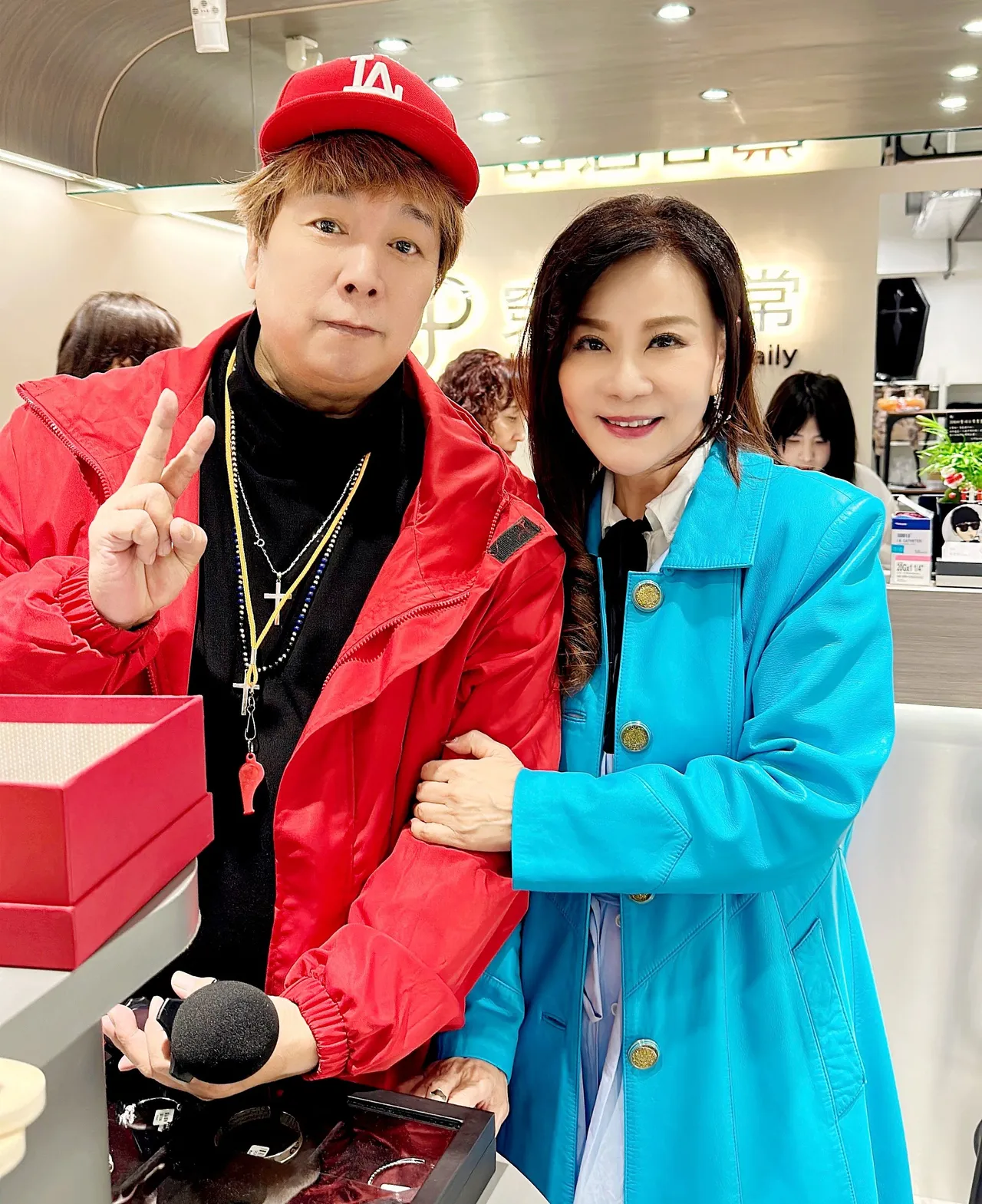 曹西平（左）和前嫂嫂龙千玉关系好。资料照片