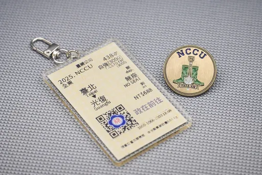 一堂不在教室里的课！政大发放「铲子超人」纪念品超吸睛　笑称：以为应该没几个人会去