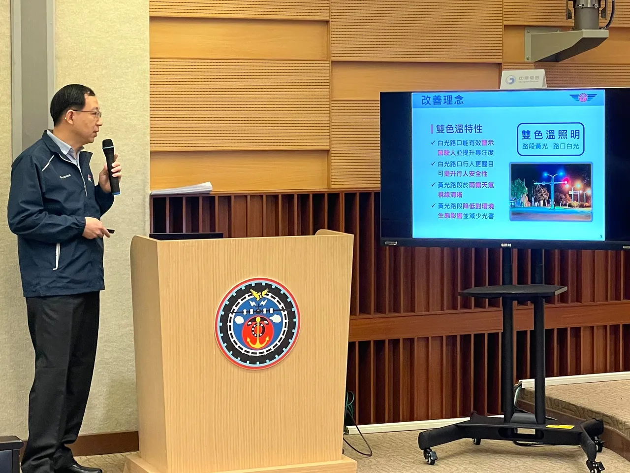 公路局副组长谢敏郎说明路口双色温照明改善计划。交通部提供