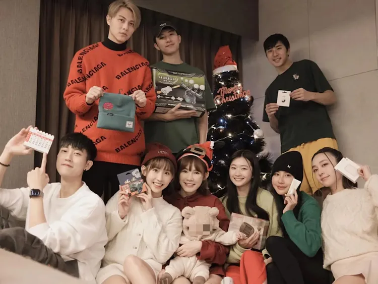 王子3年前出席耶誕趴，帶「綠帽」同框范姜彥豐與粿粿。翻攝粿粿IG