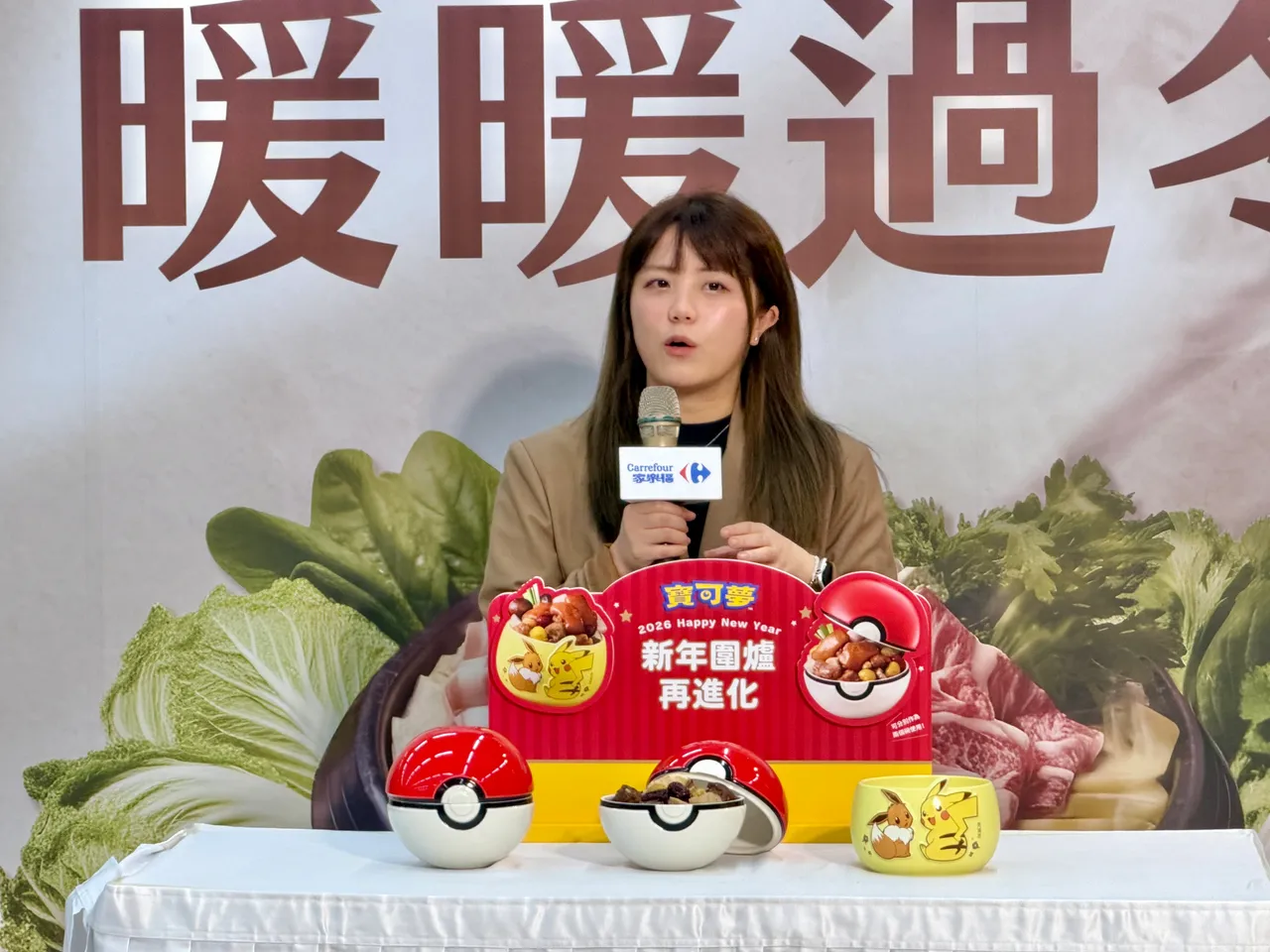 老协珍佛跳墙宝可梦款，今年推出精灵球造型、皮卡丘＆伊布造型（随盒服造型瓮）。庄伟祺摄