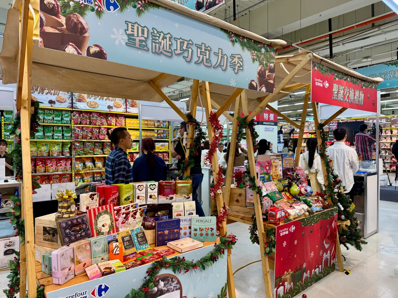 家乐福期间同步推出圣诞节交换礼物系列，以及暖冬锅物等商品。庄伟祺摄