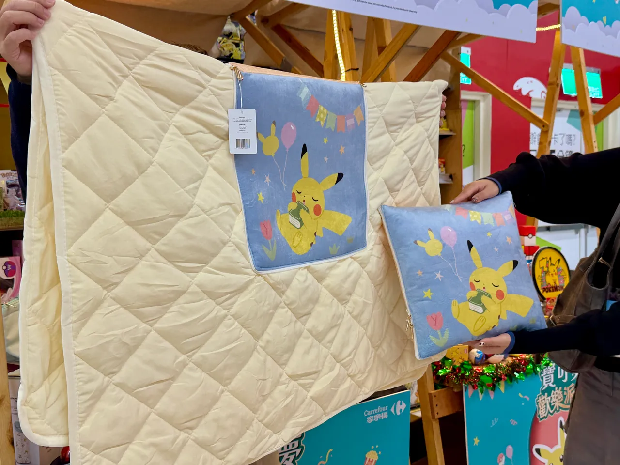 4款宝可梦加价购商品包含可摊开的两用抱枕毯。庄伟祺摄