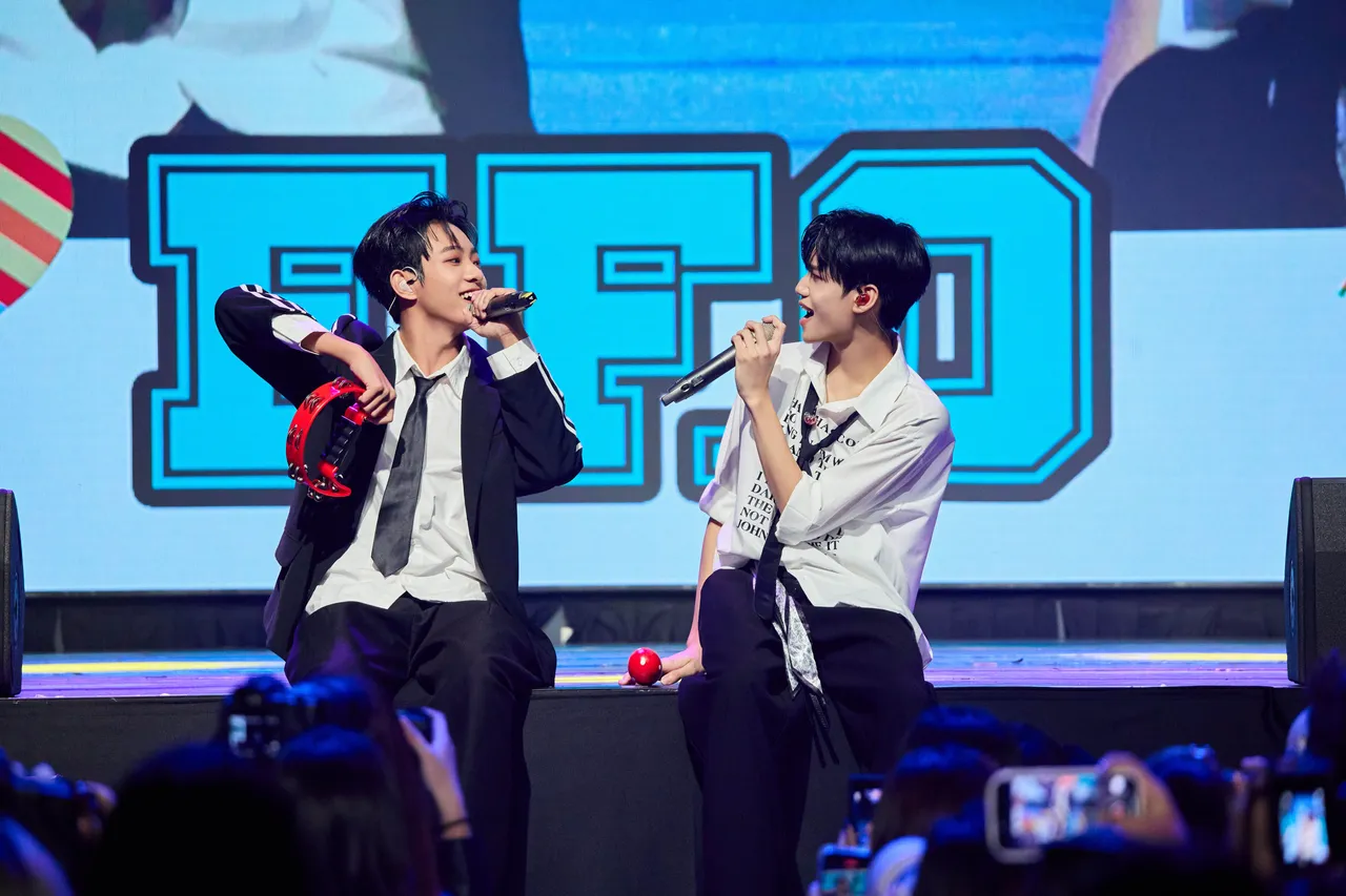 彦旭、至琦（左）组成的「唱跳组」与粉丝近距离互动。FU Entertainment Ｘ DJB提供