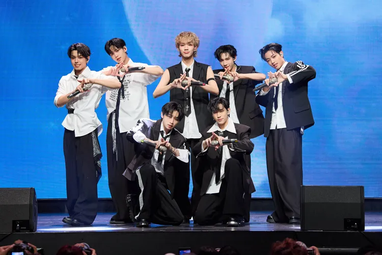 F.F.O迎出道1周年，昨举办粉丝见面会，兵分三路展现多面魅力，加藤琉士（上排左起）、彦旭、钧嘉、小新、至琦、胜铭（下排左起）、俊希）。FU Entertainment Ｘ DJB提供