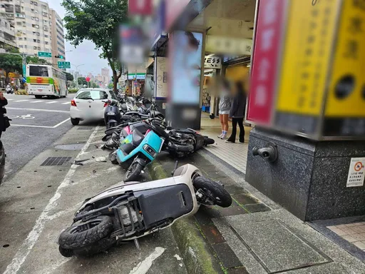 汐止69岁妇人开车「一时紧张」刷整排路边机车！现场惨状曝光