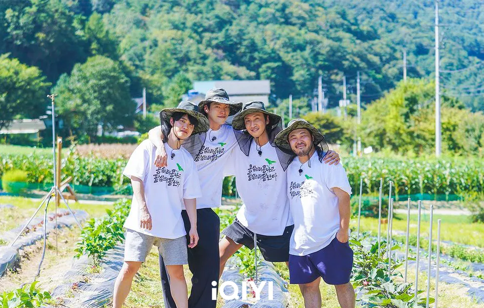 都敬秀D.O.（左起）、金宇彬、李光洙曾合作《种豆得豆》当农夫。爱奇艺国际站提供