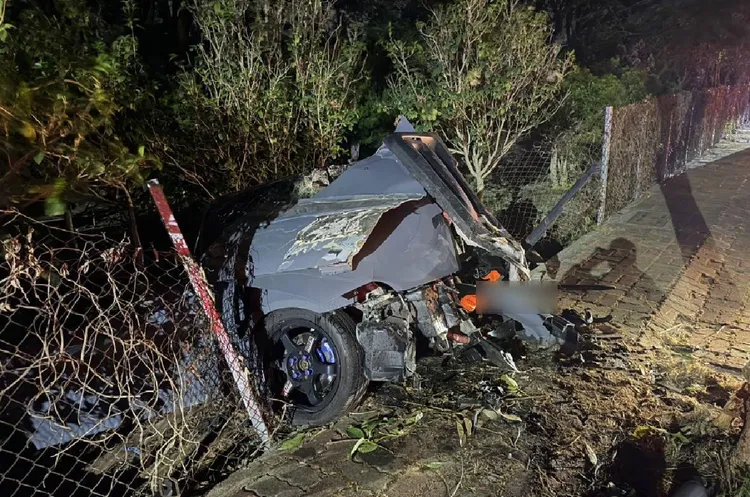 休旅車受損嚴重。民眾提供