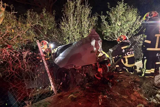 台中20岁男开休旅车自撞路树　跌落边坡酿2伤　