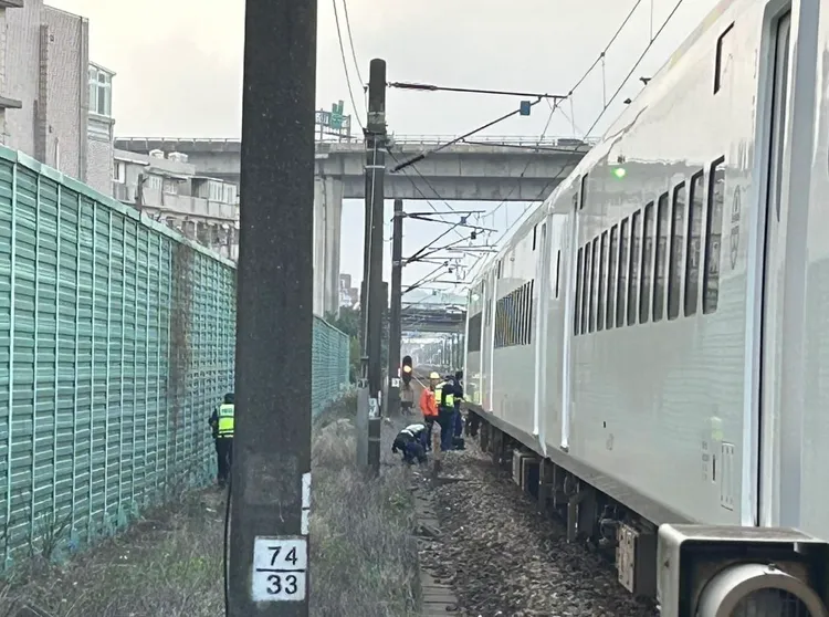 鐵路警方現場勘查。鐵路警察局供