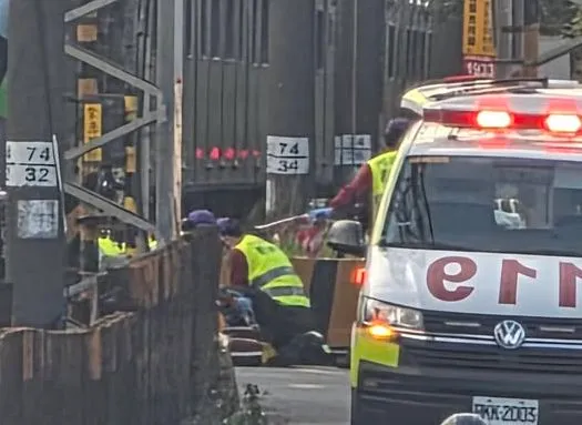 台铁埔心至杨梅段事故，警消抢救中。翻摄脸书/内坜大小事