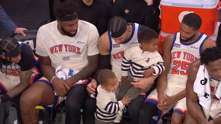 影|笑死!NBA球員在板凳上「顧娃」 教練突要他上場竟「這麼做」