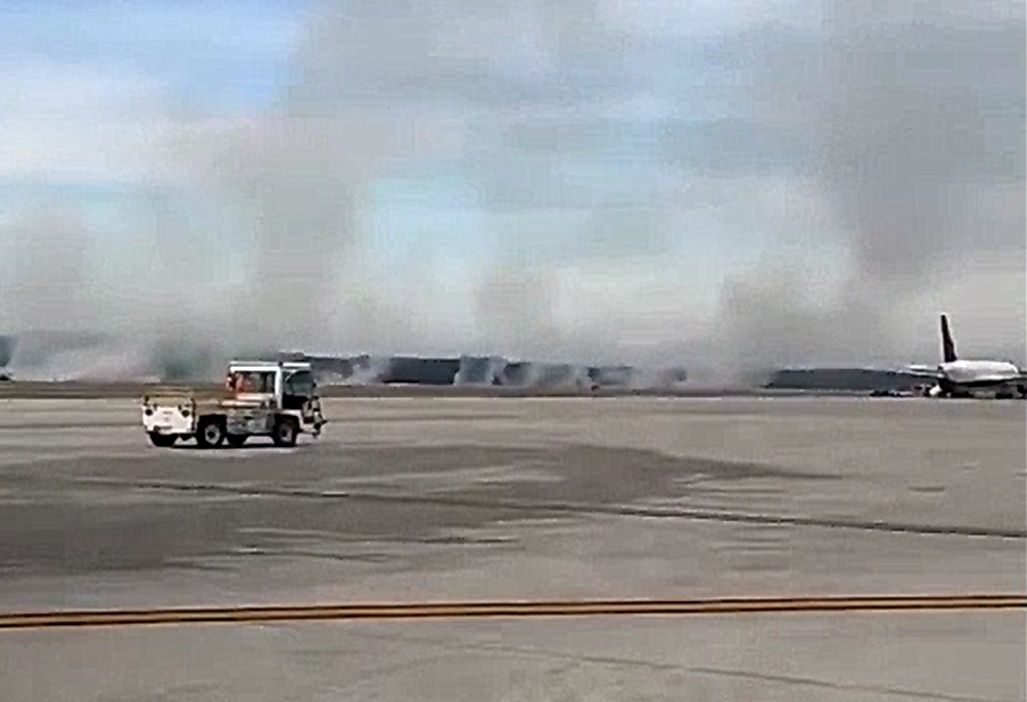 誇張!聯合航空波音777發動機護蓋脫落起火 燃燒機場樹叢畫面曝光