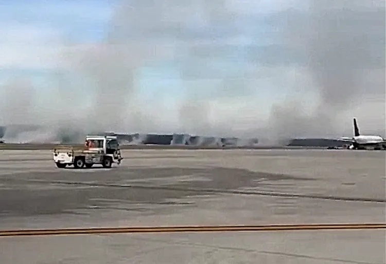 一架联合航空波音777发动机护盖脱落起火，燃烧机场跑道附近树丛。翻摄X@Dulles International Airport