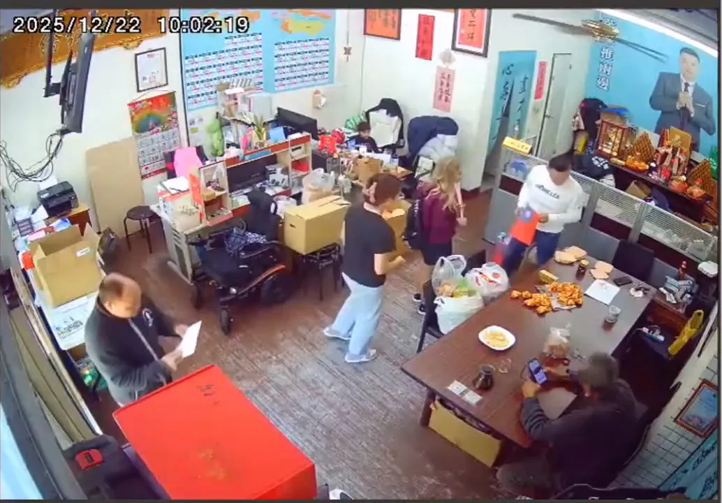 江和树花了100元，向自称聋哑的外籍金发美女买了1支小国旗。江和树提供