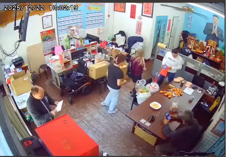 江和樹花了100元，向自稱聾啞的外籍金髮美女買了1支小國旗。江和樹提供