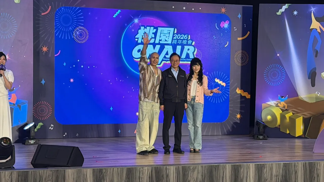 黃宣(左起),張善政市長和唐錡陽。張沛森攝