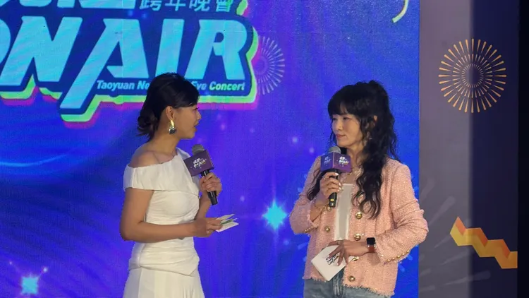 唐錡陽(右)擔任桃園跨年晚會主持人。張沛森攝