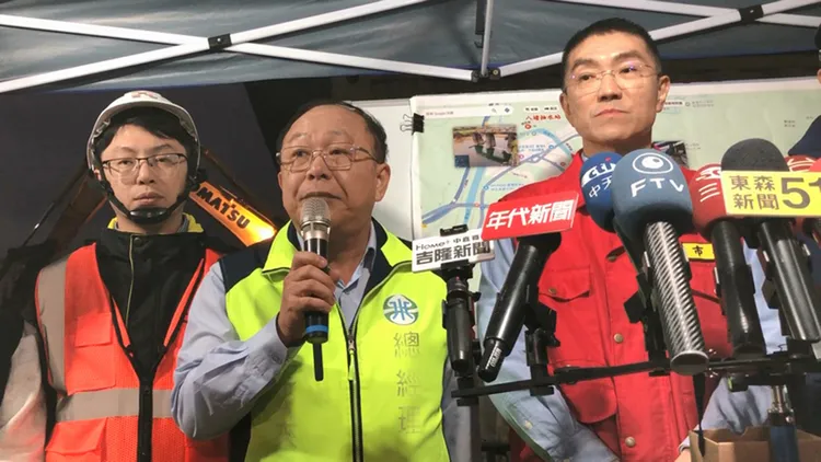 台水在11月27日污染事件後暫停抽取基隆河原水，總經理李丁來（中）3日受訪時表示，盼2天內能恢復從基隆河取水，未來台水將加強布設攔油索，並設置低濃度有機碳偵測儀，另投入人力24小時巡查，確保供水不再受到污染。右為基隆市長謝國樑。中央社