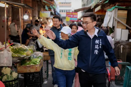 儿子霸凌争议逆转　赖瑞隆力甩风波车扫冲选情