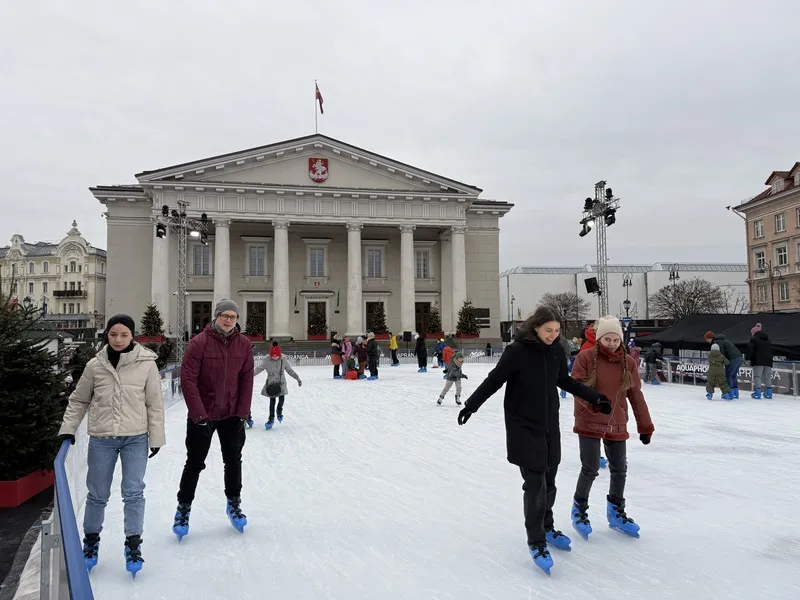 立陶宛首都维尔纽斯举办「耶诞节前的耶诞节」活动，市政厅广场化身为露天溜冰场，吸引民众前来体验。 中央社