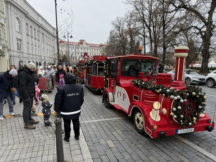 立陶宛首都維爾紐斯首度推出「耶誕節前的耶誕節」活動，民眾可免費乘坐耶誕小火車，受到大小朋友歡迎。 中央社
