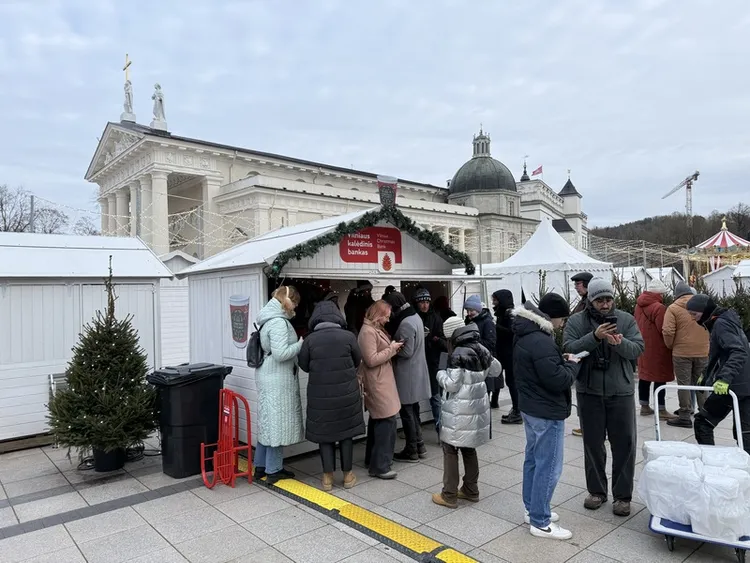 「耶誕節前的耶誕節」活動的主要亮點為松果耶誕貨幣，民眾可尋找「耶誕銀行」據點，填寫一份簡短問卷，即可得到一枚松果耶誕貨幣，並兌換熱巧克力、茶飲、甜點或小型紀念品。 中央社