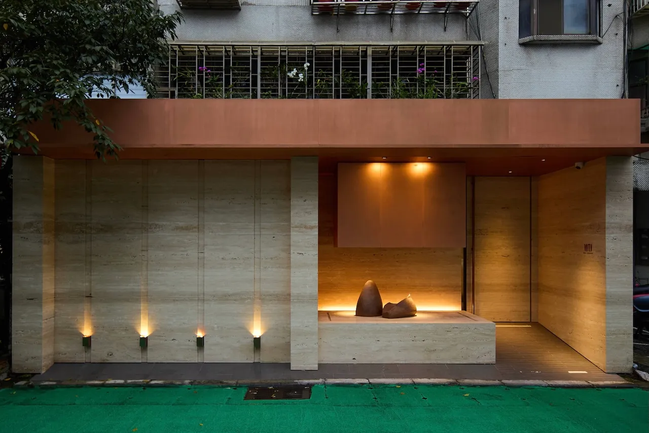 Will’s Teppanyaki民权三店透过红铜材质主导视觉，并以照明模拟金属飞溅的细碎光点，编织出一段以火为引的空间叙事。业者提供