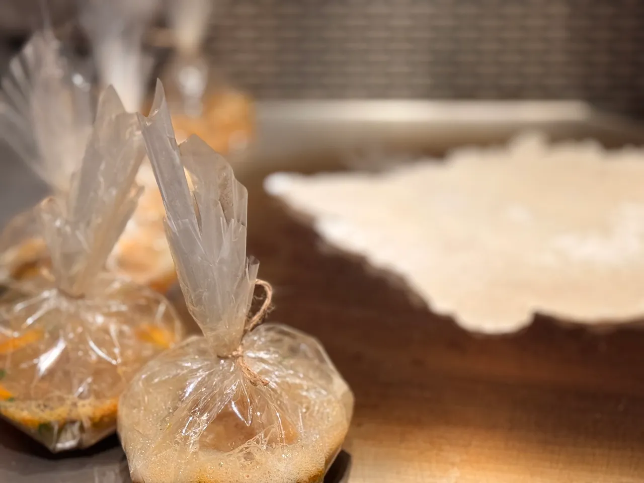 鼎边剉玻璃烧乍看之下以为是塑胶袋竟然直接置于铁板上加热。陈扬盛摄