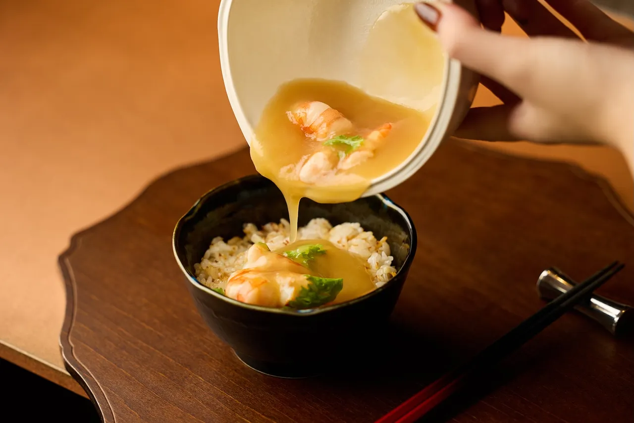 虾皇捞汁．蒜味炒饭。业者提供