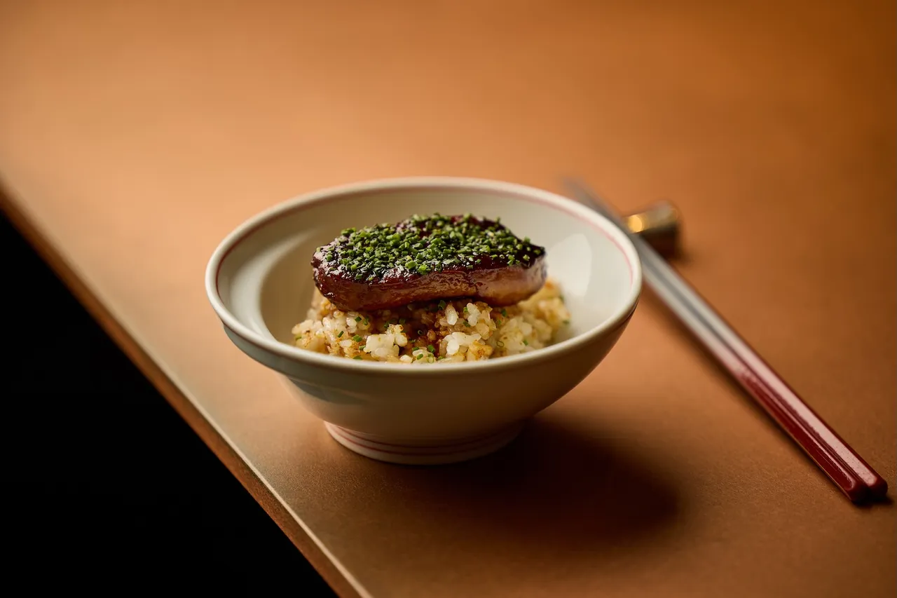 加价至2880元套餐方案，即可将「虾皇捞汁．蒜味炒饭」升级为最具人气的「鸭肝饭」。业者提供