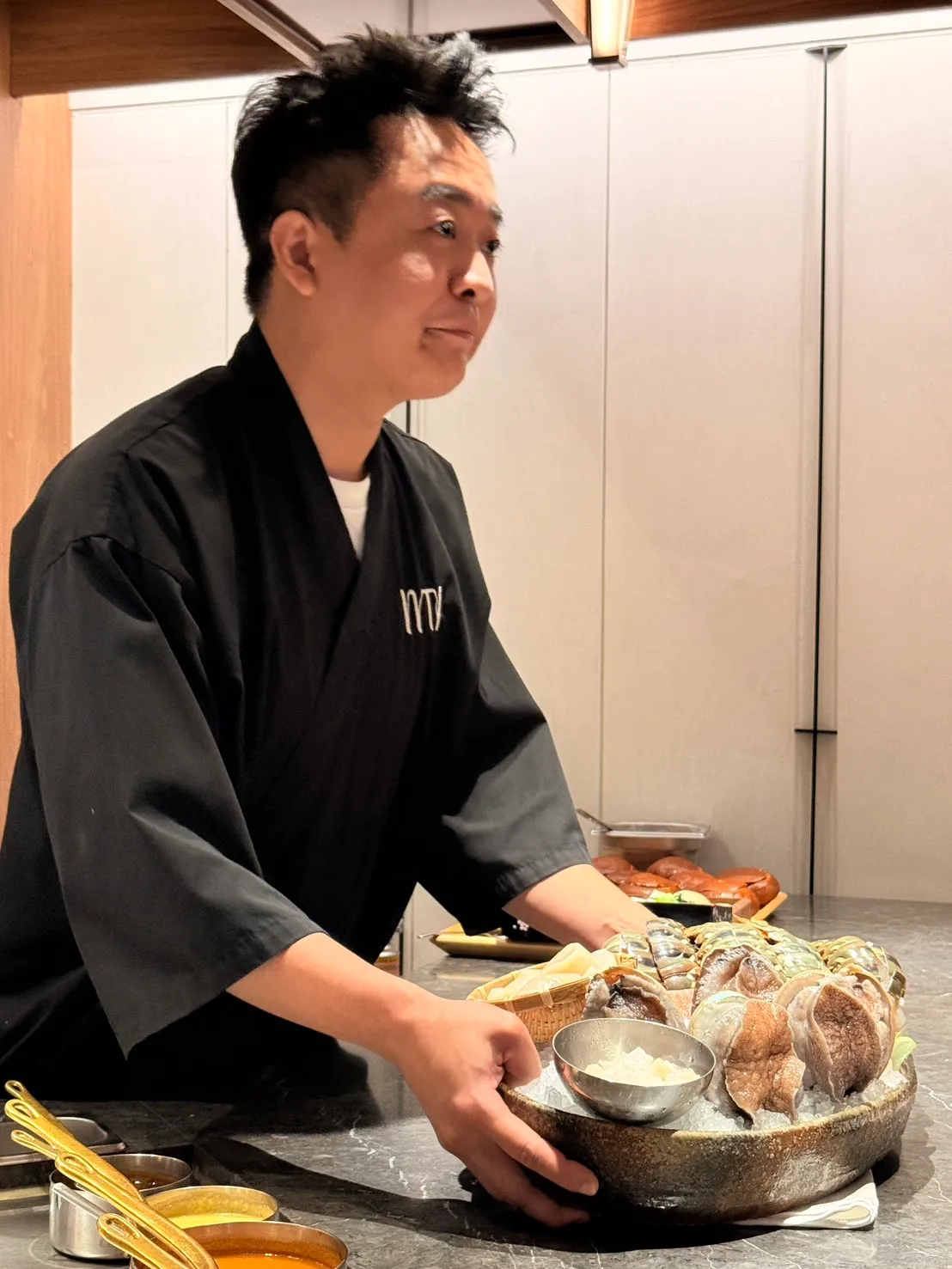 Will 的铁板料理从不局限于「干煎」，而是一种兼容并蓄的料理媒介。陈扬盛摄