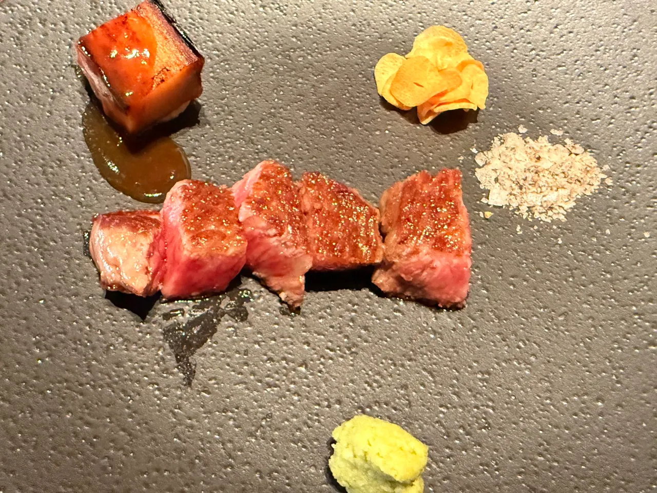 和牛．马铃薯千层．芥末．蒜片。陈扬盛摄