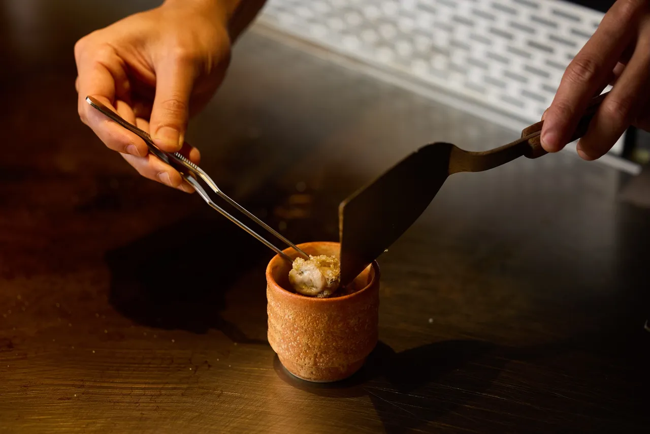 开胃料理「牡蛎蒸蛋．昆布酱」 以茶碗蒸为基底，铺上轻沾美甚粉后高温酥煎，构成酥脆轻薄的金黄外衣的广岛牡蛎。业者提供