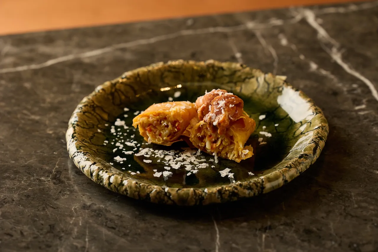 3600元套餐方案采10道式设计，同样提供「鸭肝饭」之余，开胃料理更升级为「蟹．海胆．春卷」。业者提供